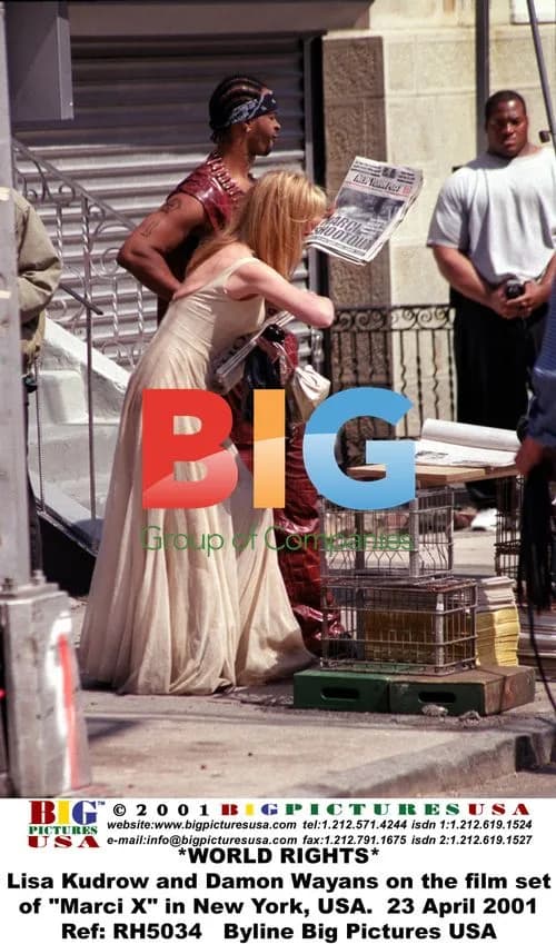 Lisa Kudrow and Damon Wayans on "Marci X" set