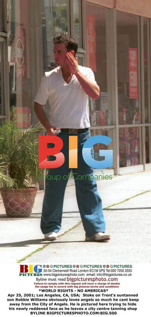 Robbie Williams Leaves Tanning Salon