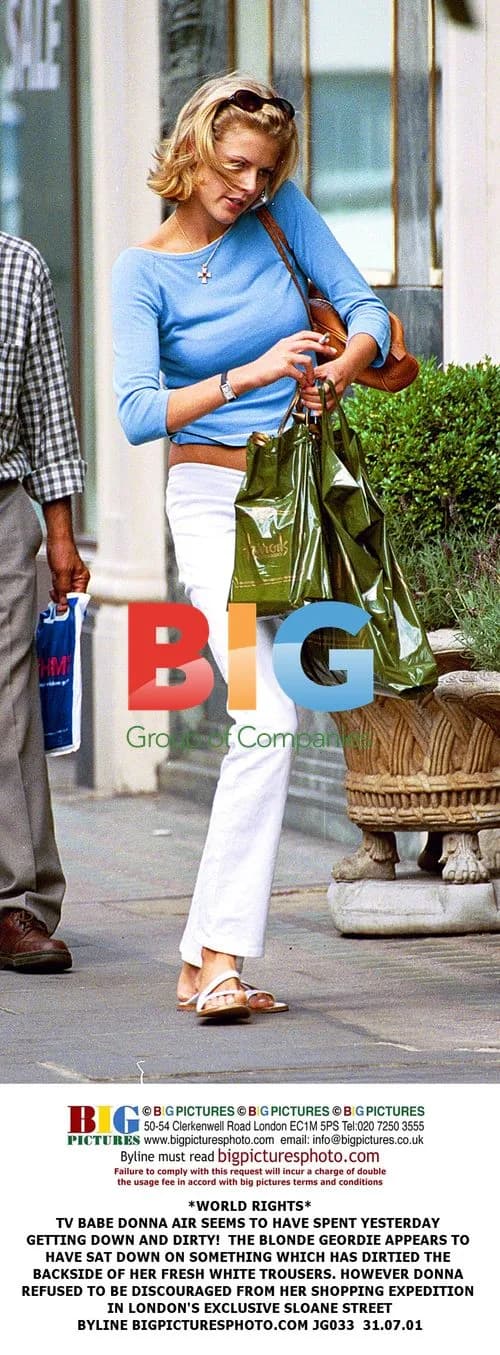 Donna Air Strolls in London