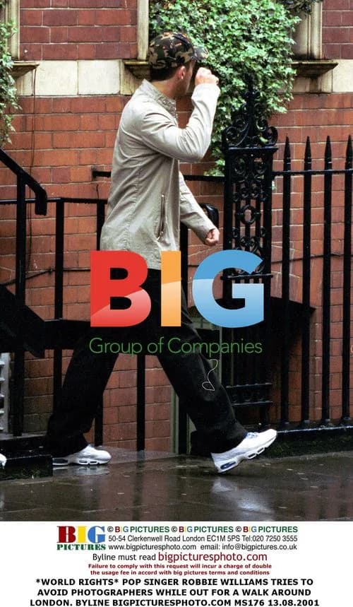 Robbie Williams Avoids Photographers in London
