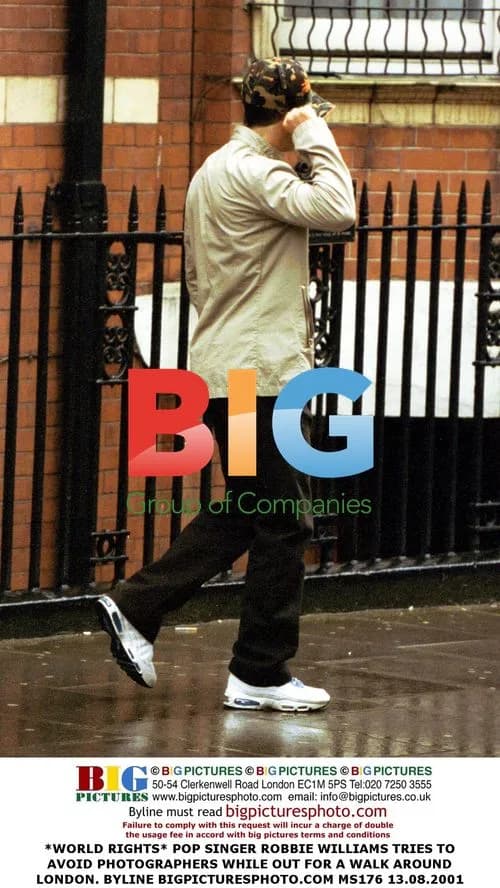 Robbie Williams Avoids Paparazzi in London