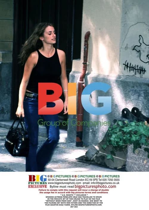 Penelope Cruz travels to Spain with Tom Cruise
