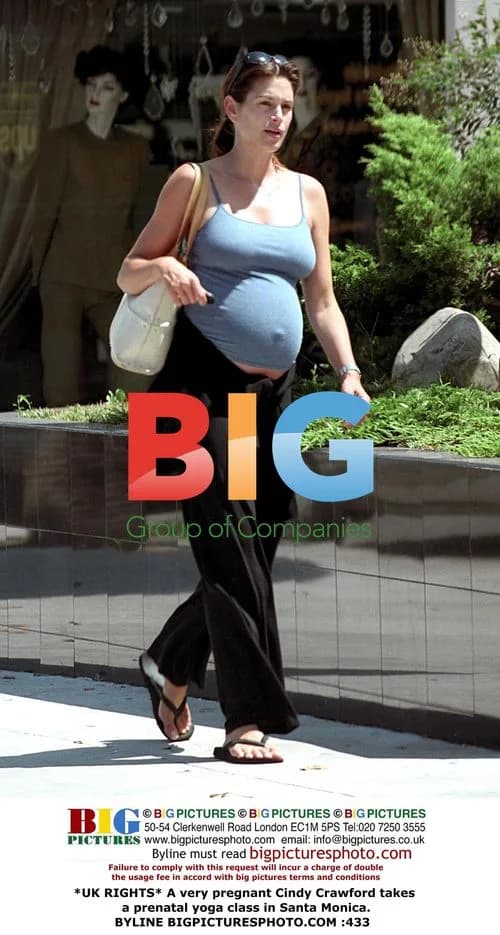 Pregnant Cindy Crawford takes yoga class