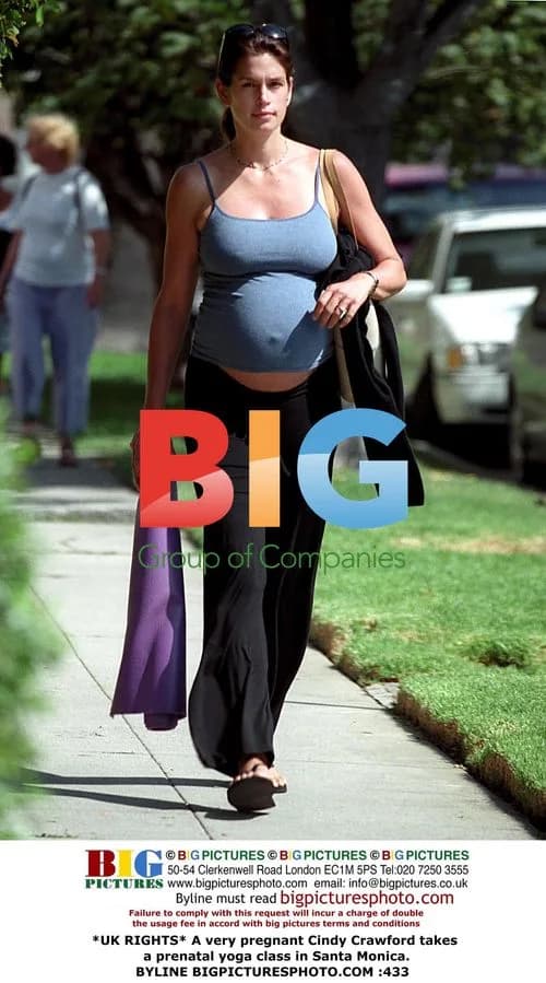 Pregnant Cindy Crawford does prenatal yoga