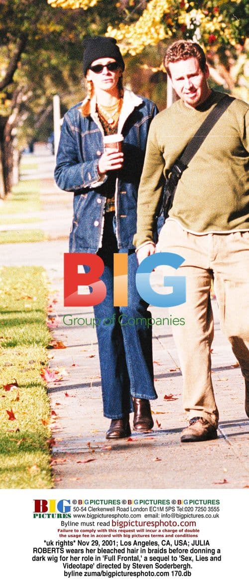 JULIA ROBERTS on set of 'Full Frontal'