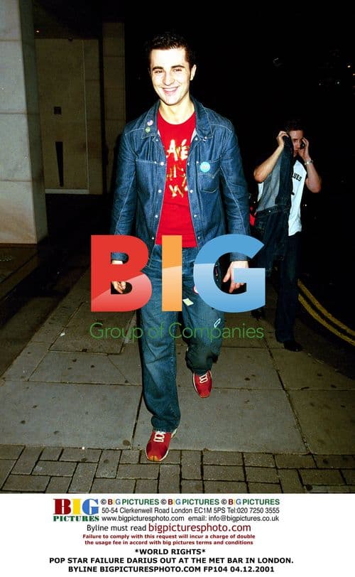 POP STAR DARIUS OUT AT MET BAR