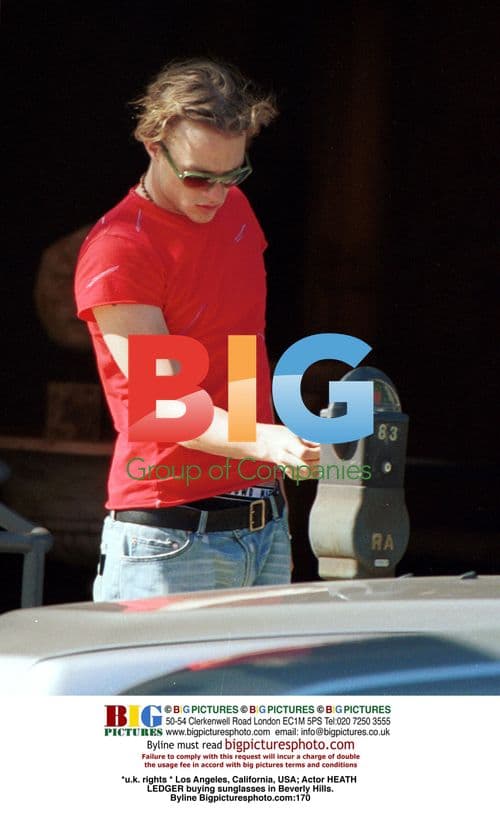 Heath Ledger buys sunglasses in Beverly Hills