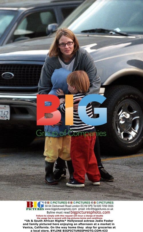 Jodie Foster & family at market in Venice, CA