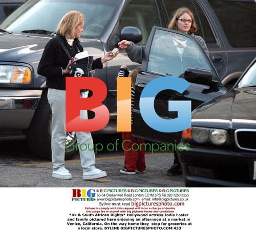 Jodie Foster & family shopping in Venice, CA