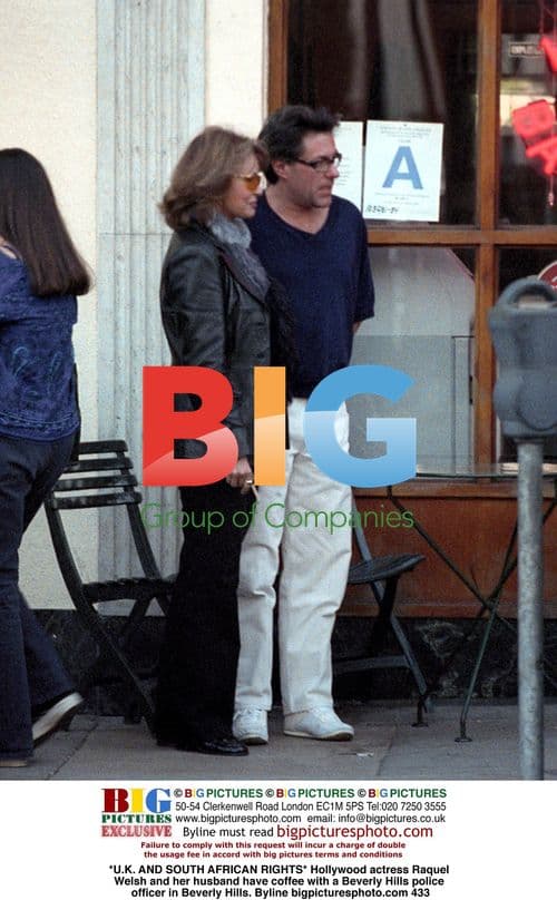 Raquel Welsh and husband have coffee with Beverly Hills police officer