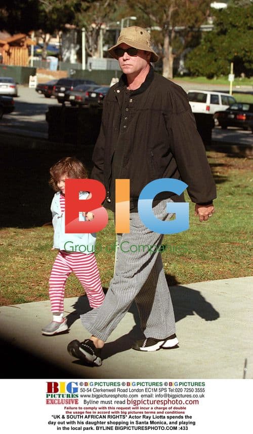 Ray Liotta and daughter shop and play