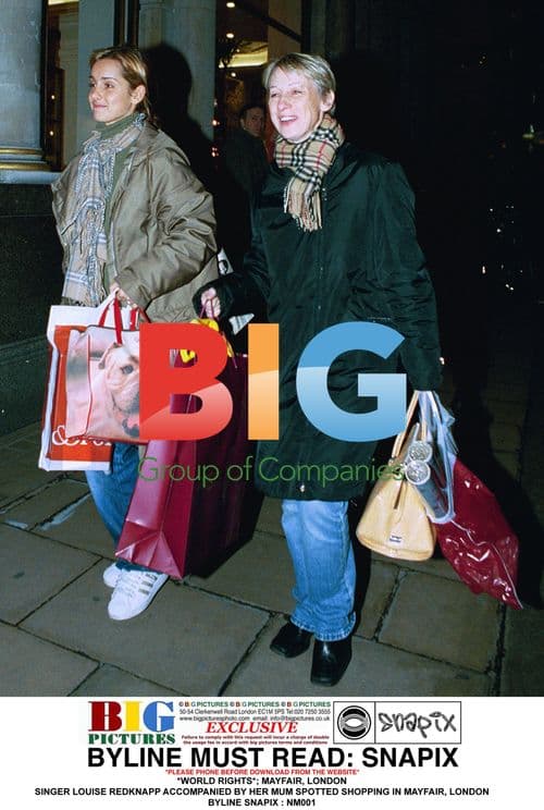 Singer Louise Redknapp shopping with mom in Mayfair