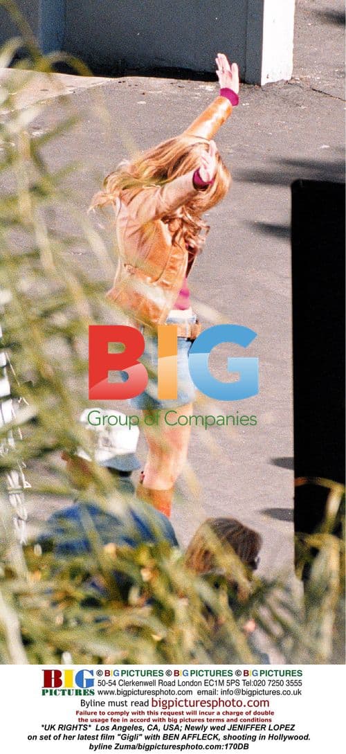 JENIFFER LOPEZ and BEN AFFLECK on "Gigli" set