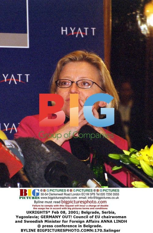 Anna Lindh at press conference in Belgrade
