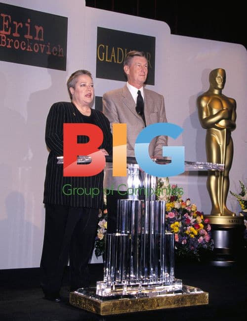 Kathy Bates announces 2001 Academy Award nominations