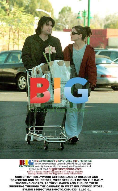 Sandra Bullock and boyfriend shopping