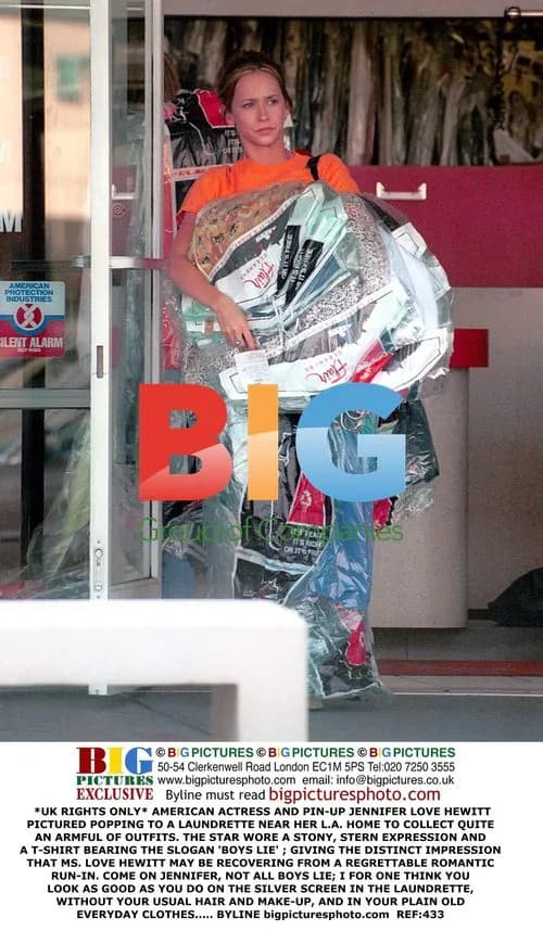 Jennifer Love Hewitt spotted at LA laundromat