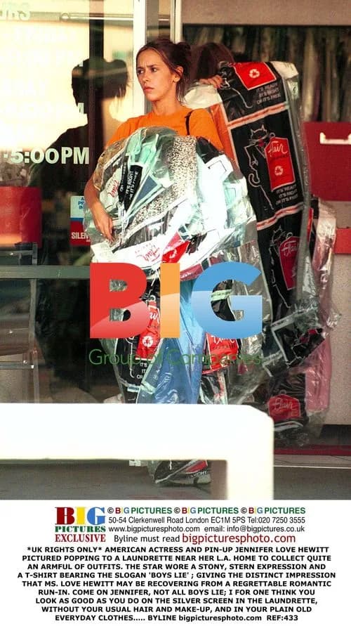 Jennifer Love Hewitt Spotted at Laundrette