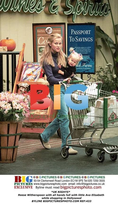 Reese Witherspoon with daughter Ava shopping