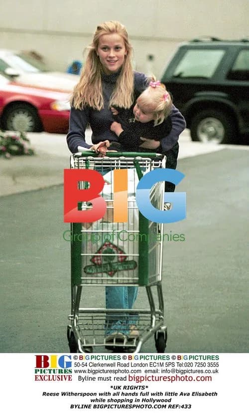 Reese Witherspoon Shopping with Daughter Ava