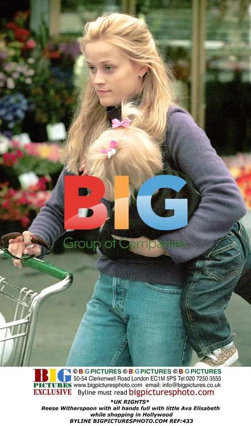 Reese Witherspoon shopping with daughter Ava