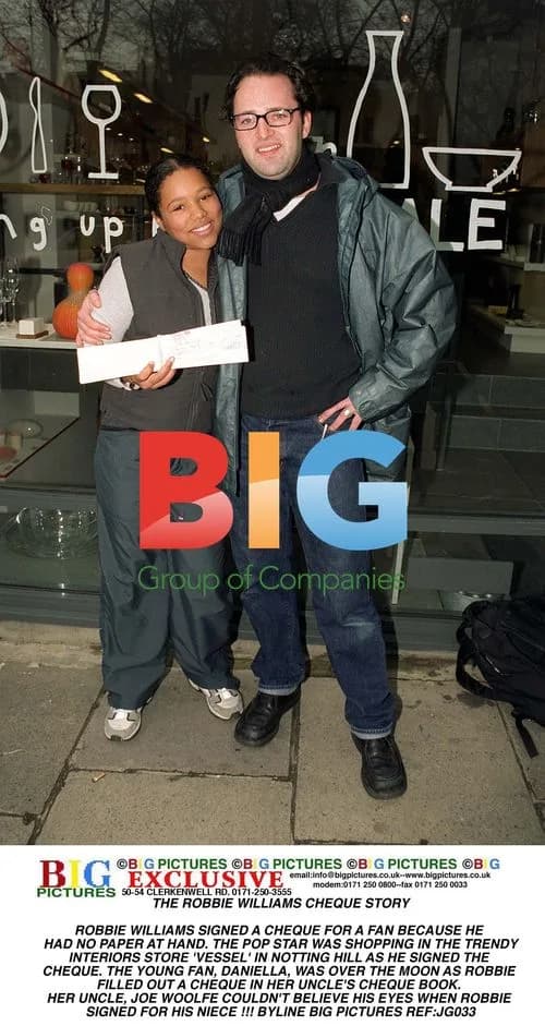Robbie Williams Signs Cheque for Fan