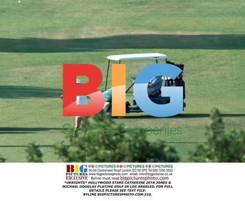 CATHERINE ZETA JONES & MICHAEL DOUGLAS PLAY GOLF