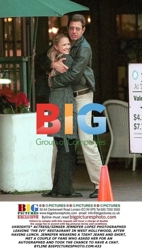 Jeff Goldblum and girlfriend share passionate kiss
