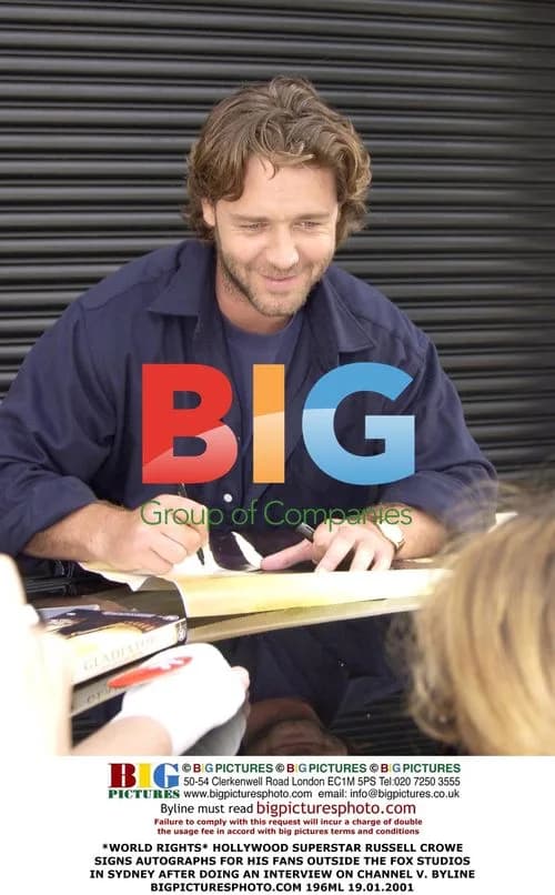 Russell Crowe Signing Autographs in Sydney