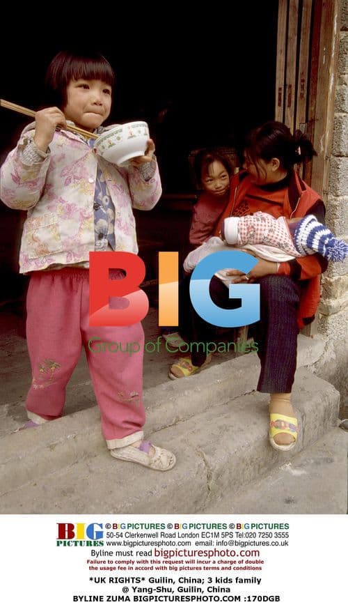 3 kids family @ Yang-Shu, Guilin, China