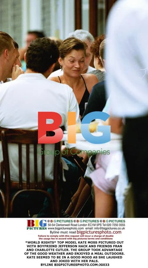 Kate Moss and Friends Enjoy Outdoor Meal