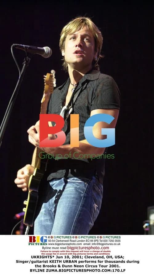 Keith Urban performs on Brooks & Dunn tour