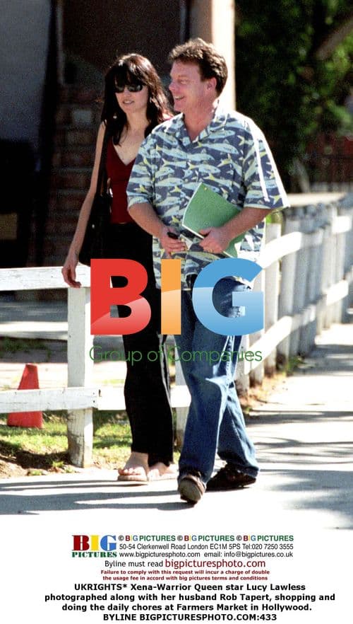 Lucy Lawless and Rob Tapert shopping at Farmers Market