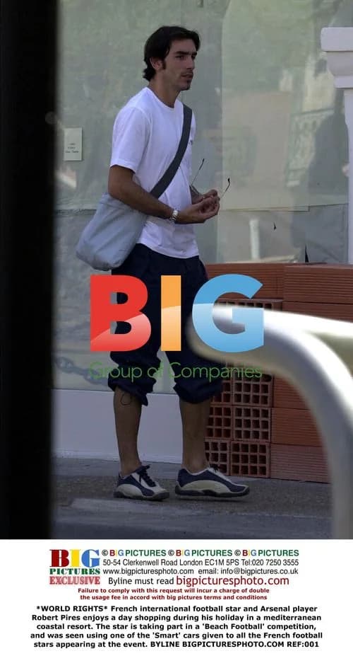 Robert Pires Enjoys Holiday Shopping