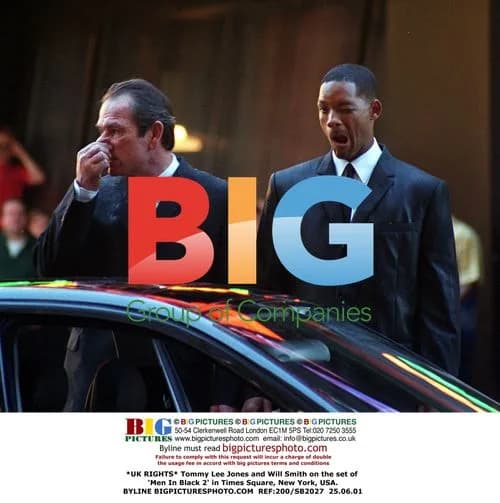 Tommy Lee Jones and Will Smith on 'Men In Black 2' set