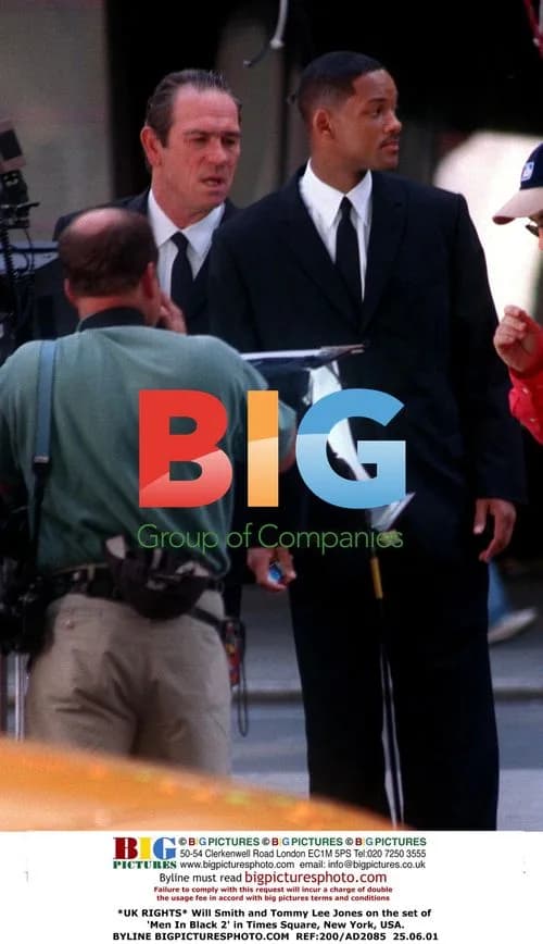 Will Smith and Tommy Lee Jones on 'Men In Black 2' set