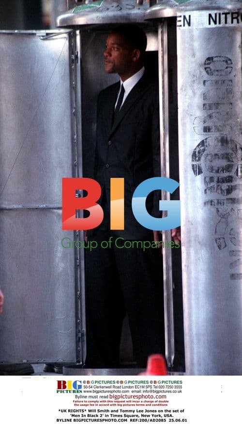 Will Smith and Tommy Lee Jones on Men In Black 2 set