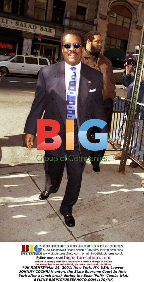 Johnny Cochran Enters Court During Puffy Combs Trial