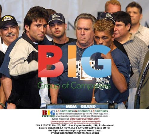 Boxers Oscar De La Hoya and Arturo Gatti Pose
