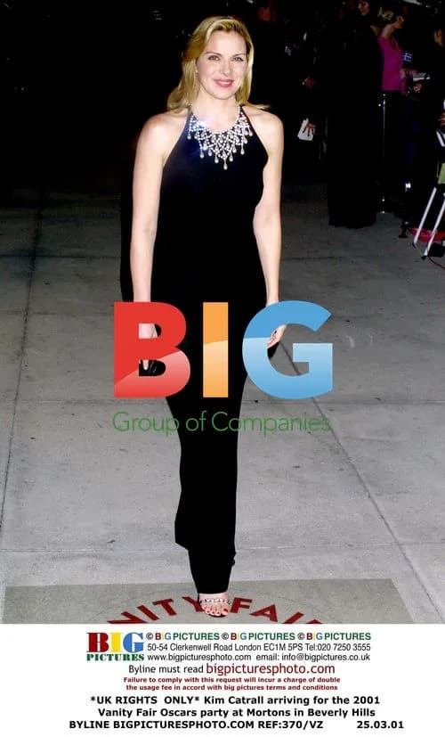Kim Catrall arrives at 2001 Vanity Fair Oscars party