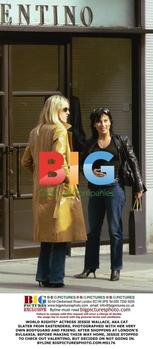 Jessie Wallace shopping with bodyguard