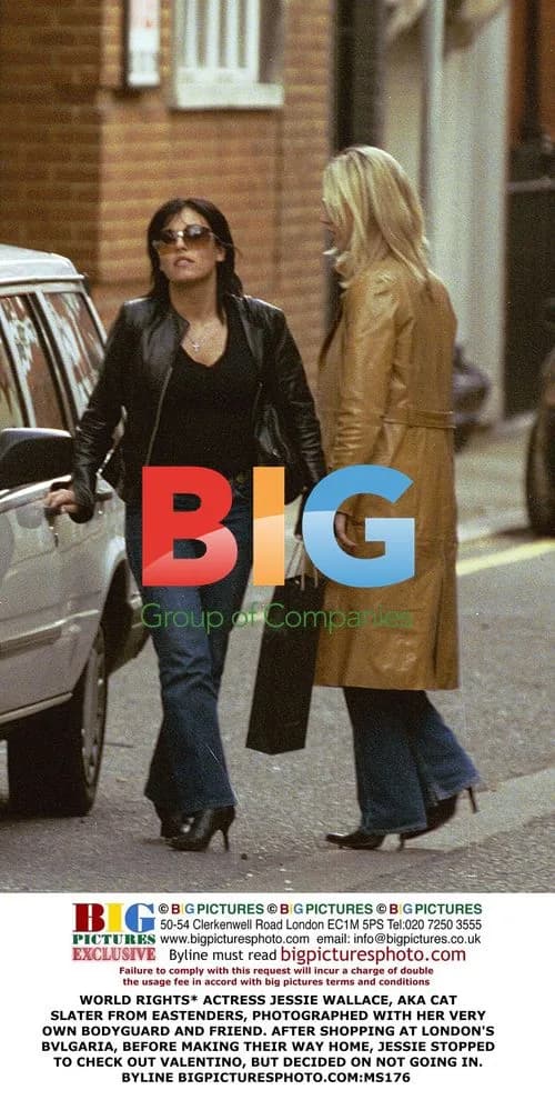 Jessie Wallace shops with bodyguard
