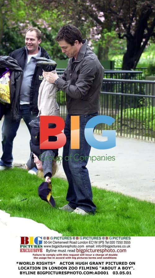 Hugh Grant on location for "About a Boy"