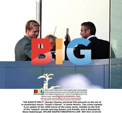 George Clooney and Brad Pitt on Oceans Eleven set