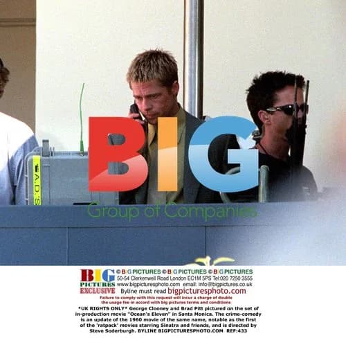 George Clooney and Brad Pitt on Ocean's Eleven set