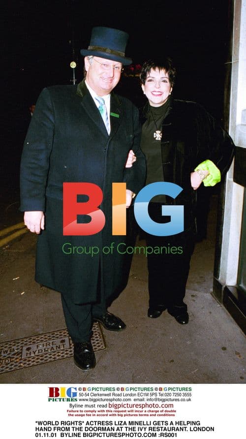 Liza Minelli Gets Assistance at The Ivy