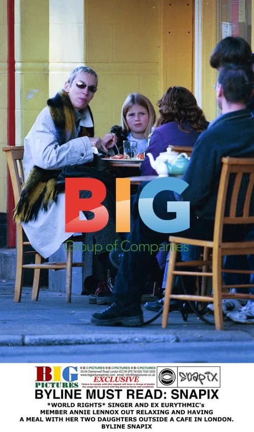 Annie Lennox Relaxing with Daughters