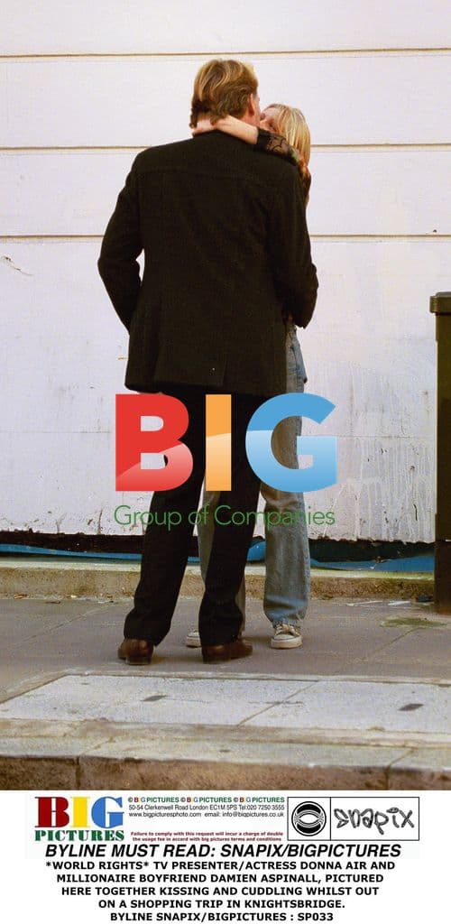 Donna Air and Damien Aspinall kissing