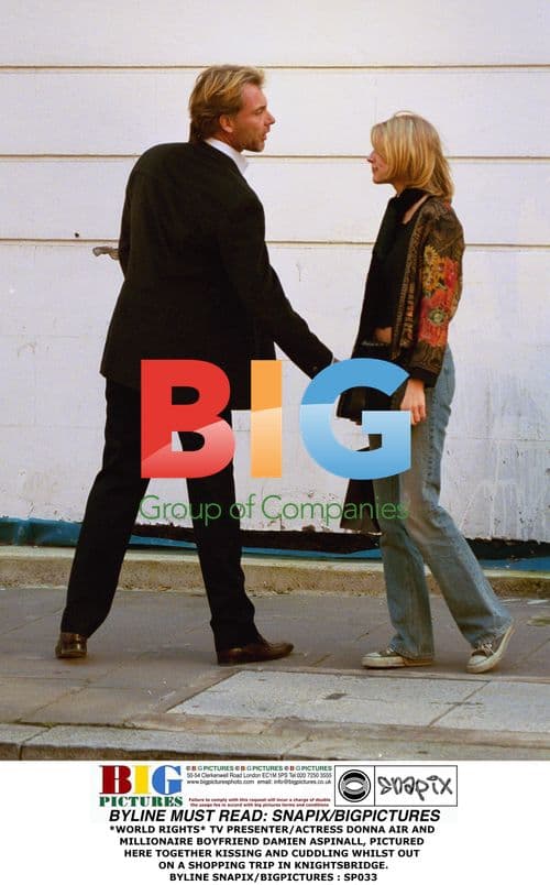 Donna Air and Damien Aspinall Kissing on Shopping Trip