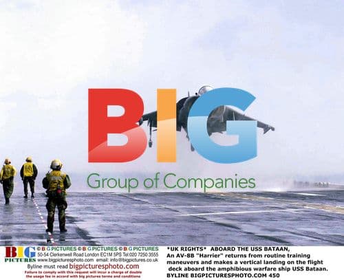 AV-8B Harrier makes vertical landing on USS Bataan